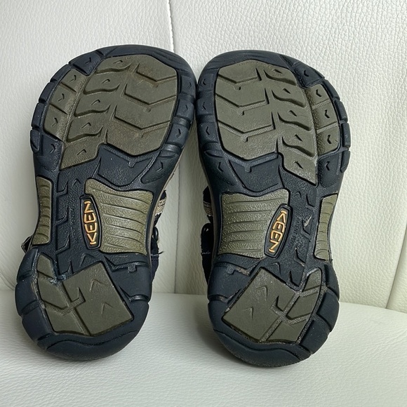 Sz13/big kid Sz1 Keen black and gold sandals in EUC - Picture 8 of 10